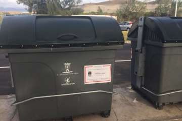 Pegatinas informativas en los contenedores del Distrito Costa (Foto TA)